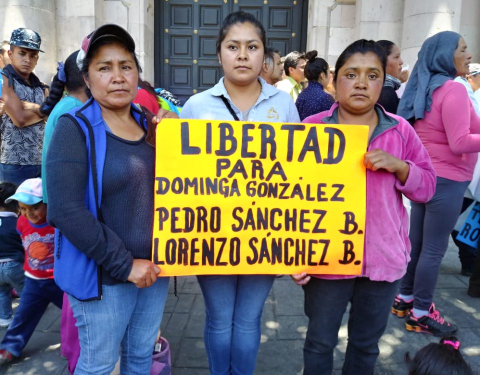 Tres mujeres sostienen una pancarta para pedir la liberta de Dominga, Pedro y Lorenzo. / Foto: Red Nacional de Defensoras México.