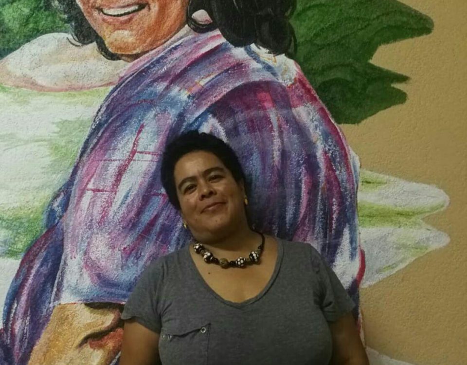 Melissa Cardoza posa con un retrato de Berta Cáceres.